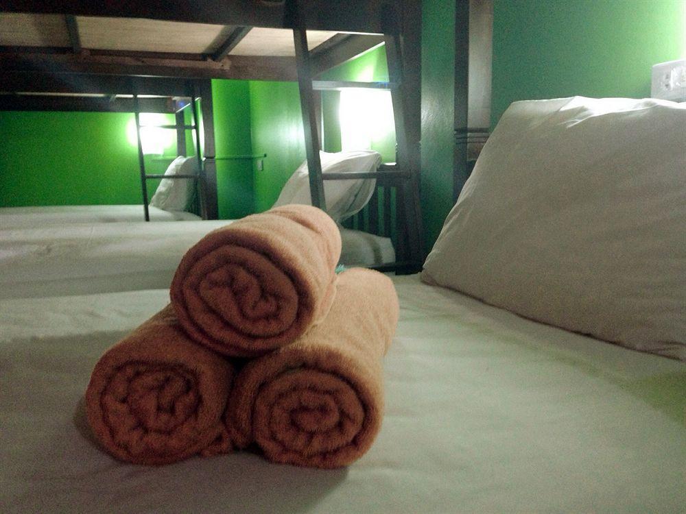 Silla Patong Hostel Екстериор снимка