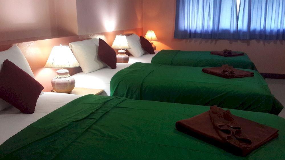 Silla Patong Hostel Екстериор снимка