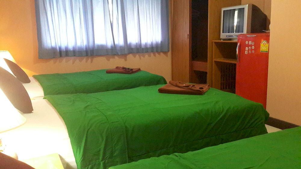 Silla Patong Hostel Екстериор снимка