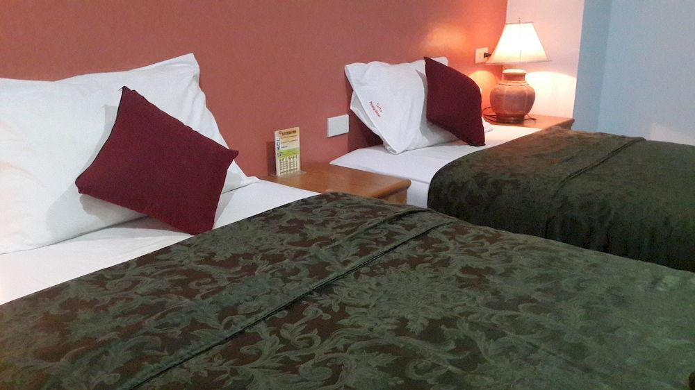 Silla Patong Hostel Екстериор снимка