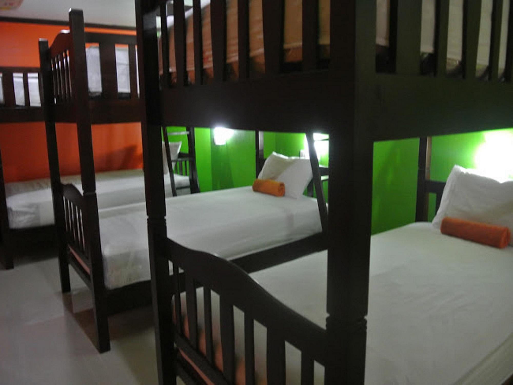 Silla Patong Hostel Екстериор снимка