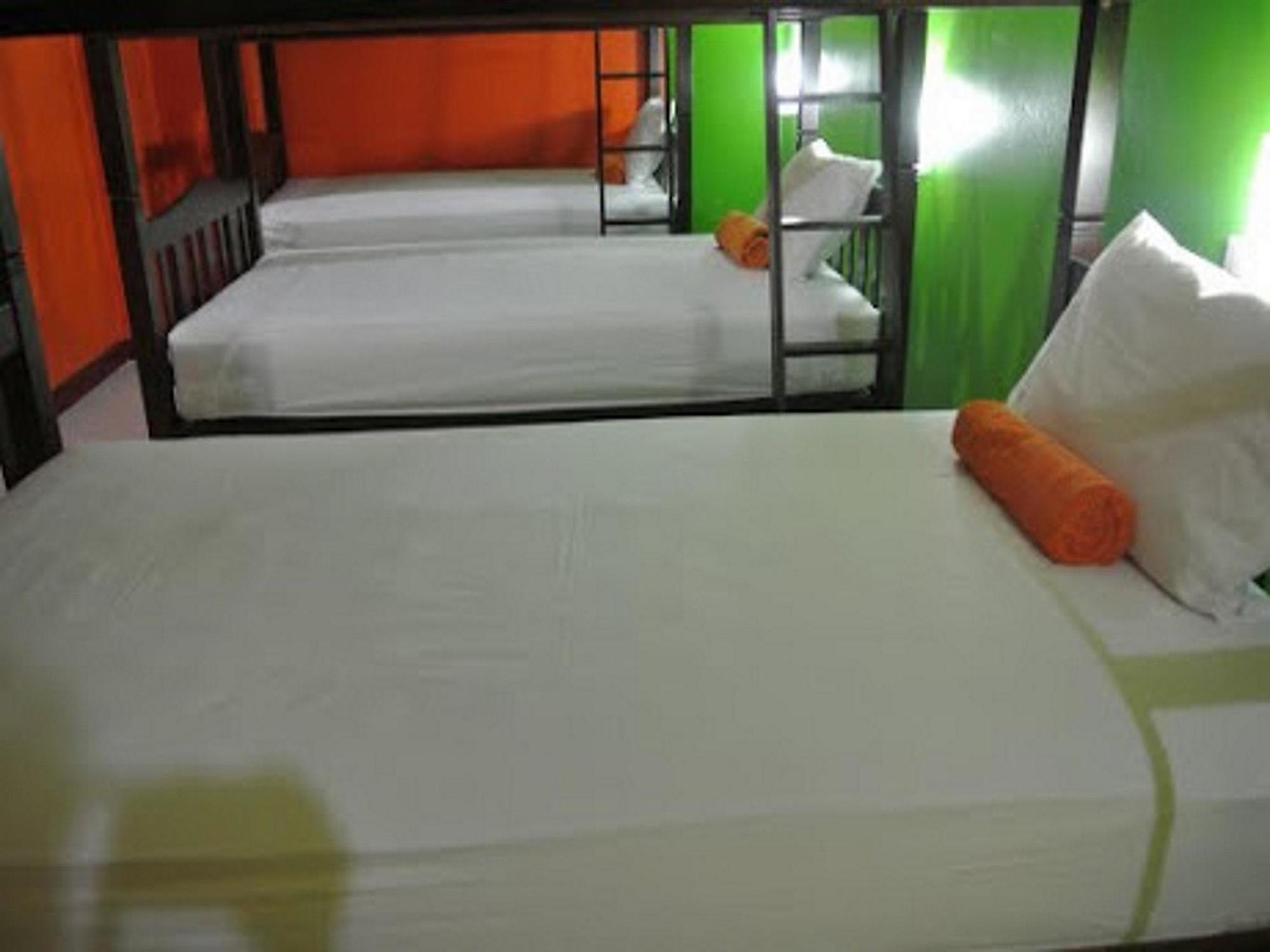 Silla Patong Hostel Екстериор снимка