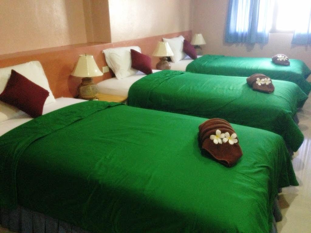 Silla Patong Hostel Екстериор снимка