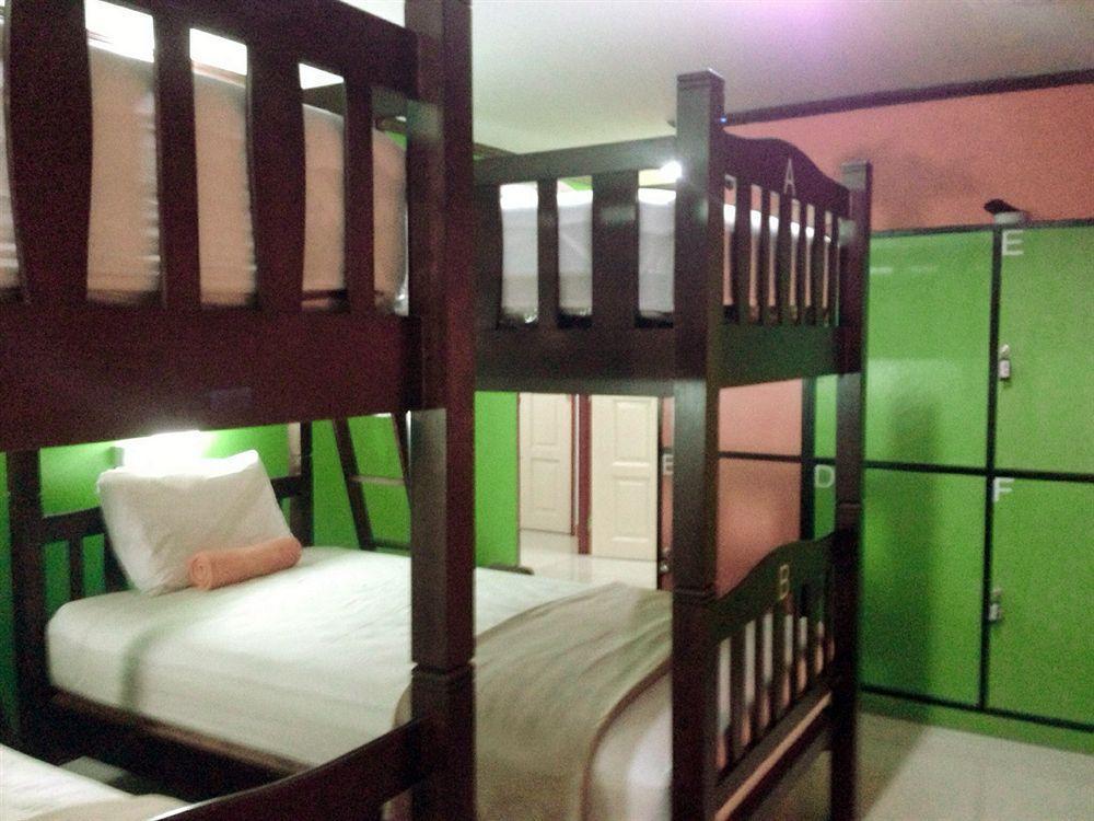 Silla Patong Hostel Екстериор снимка
