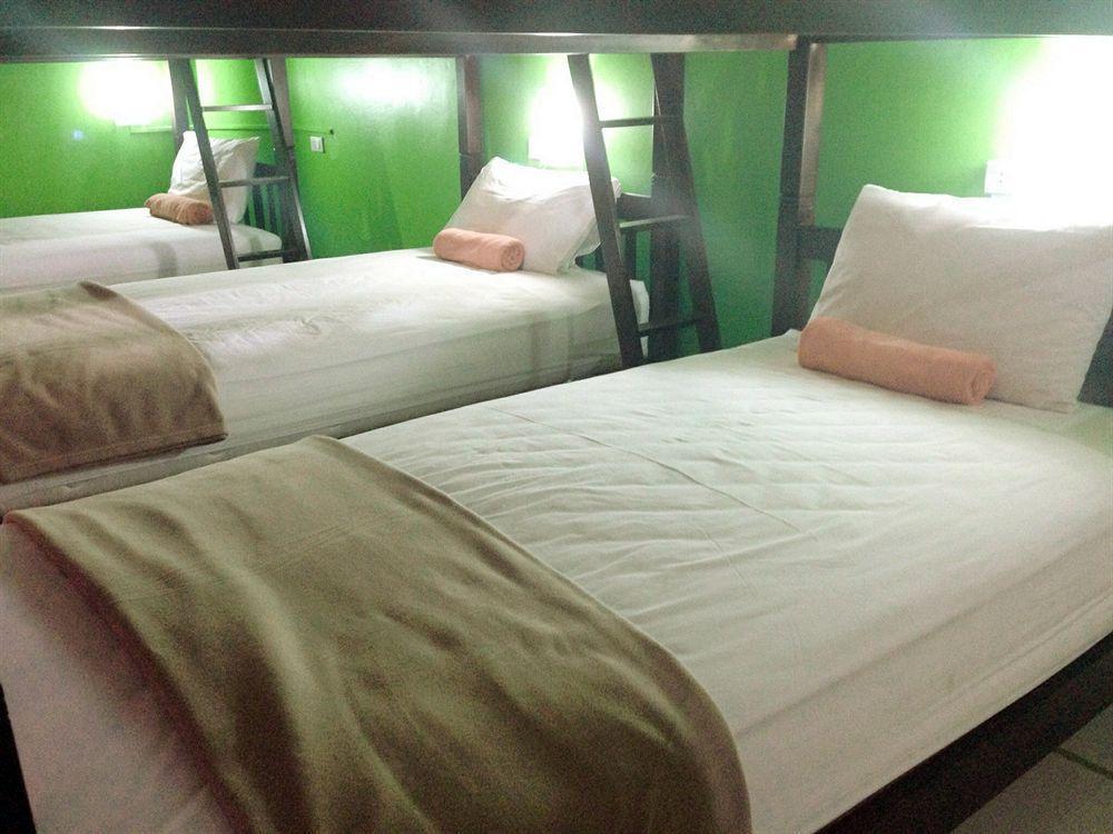 Silla Patong Hostel Екстериор снимка