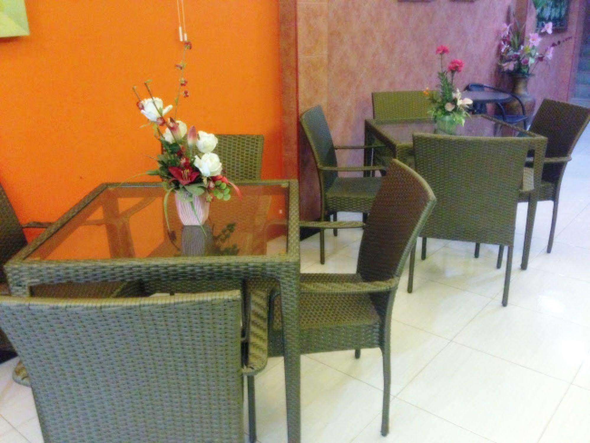 Silla Patong Hostel Екстериор снимка