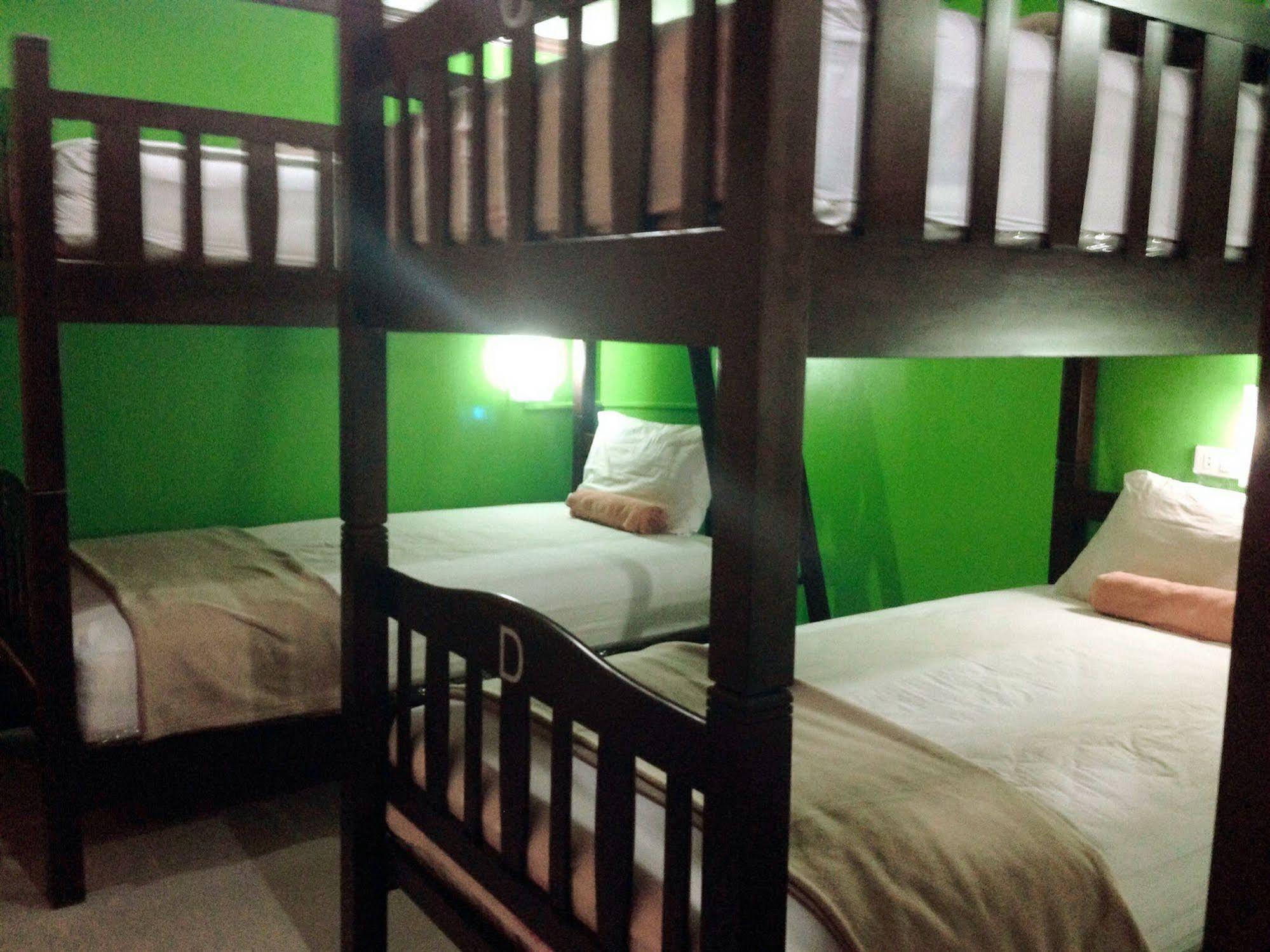 Silla Patong Hostel Екстериор снимка