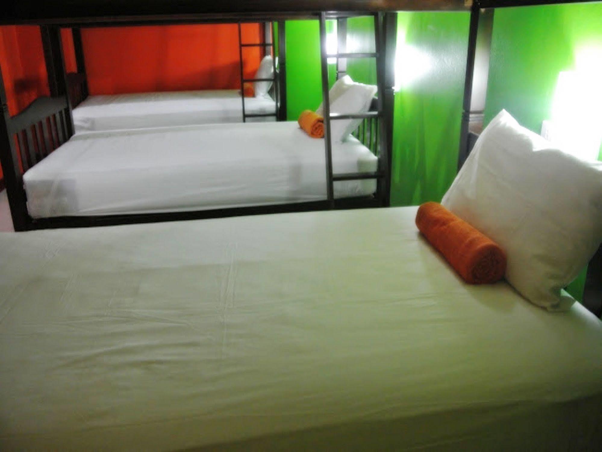 Silla Patong Hostel Екстериор снимка