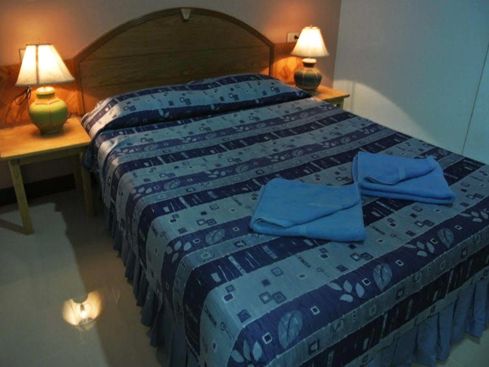 Silla Patong Hostel Екстериор снимка