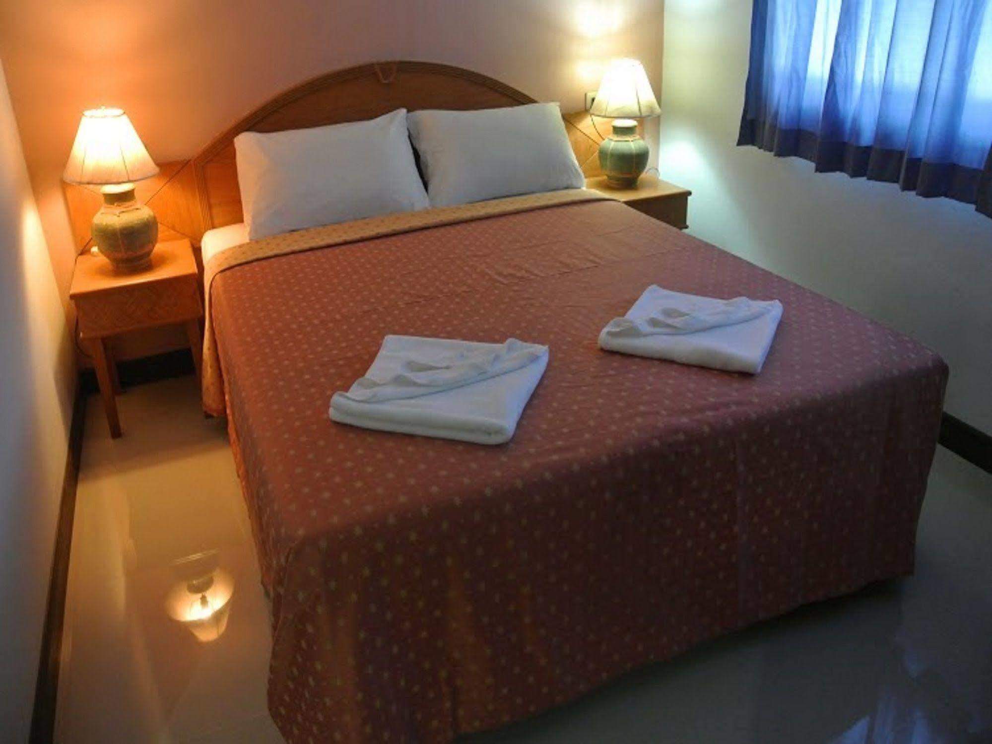 Silla Patong Hostel Екстериор снимка