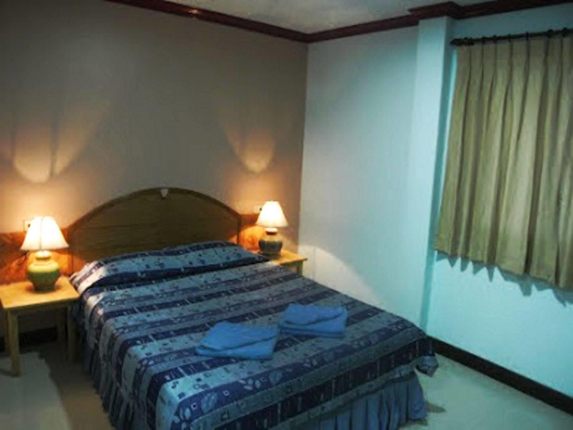 Silla Patong Hostel Екстериор снимка