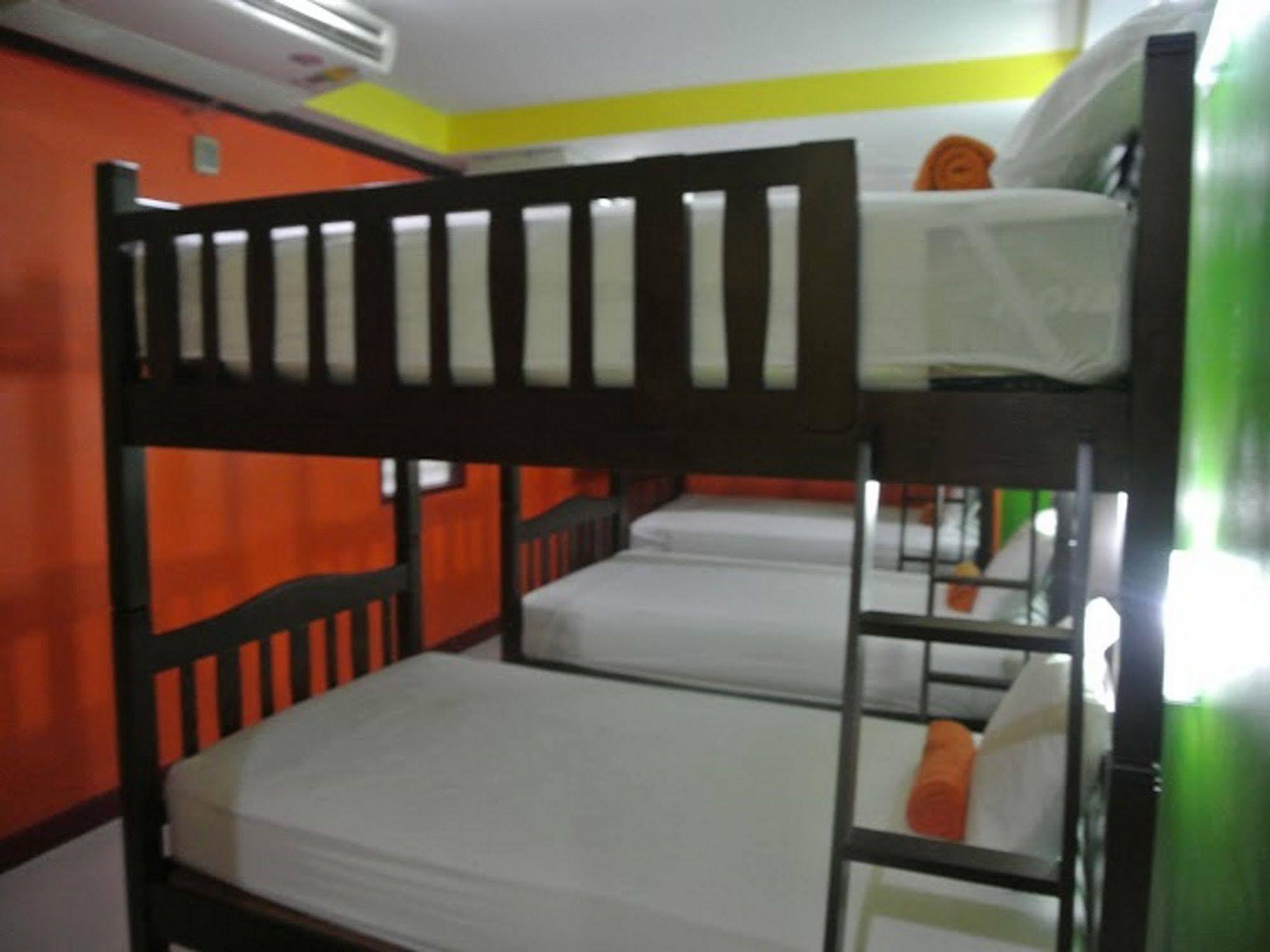 Silla Patong Hostel Екстериор снимка
