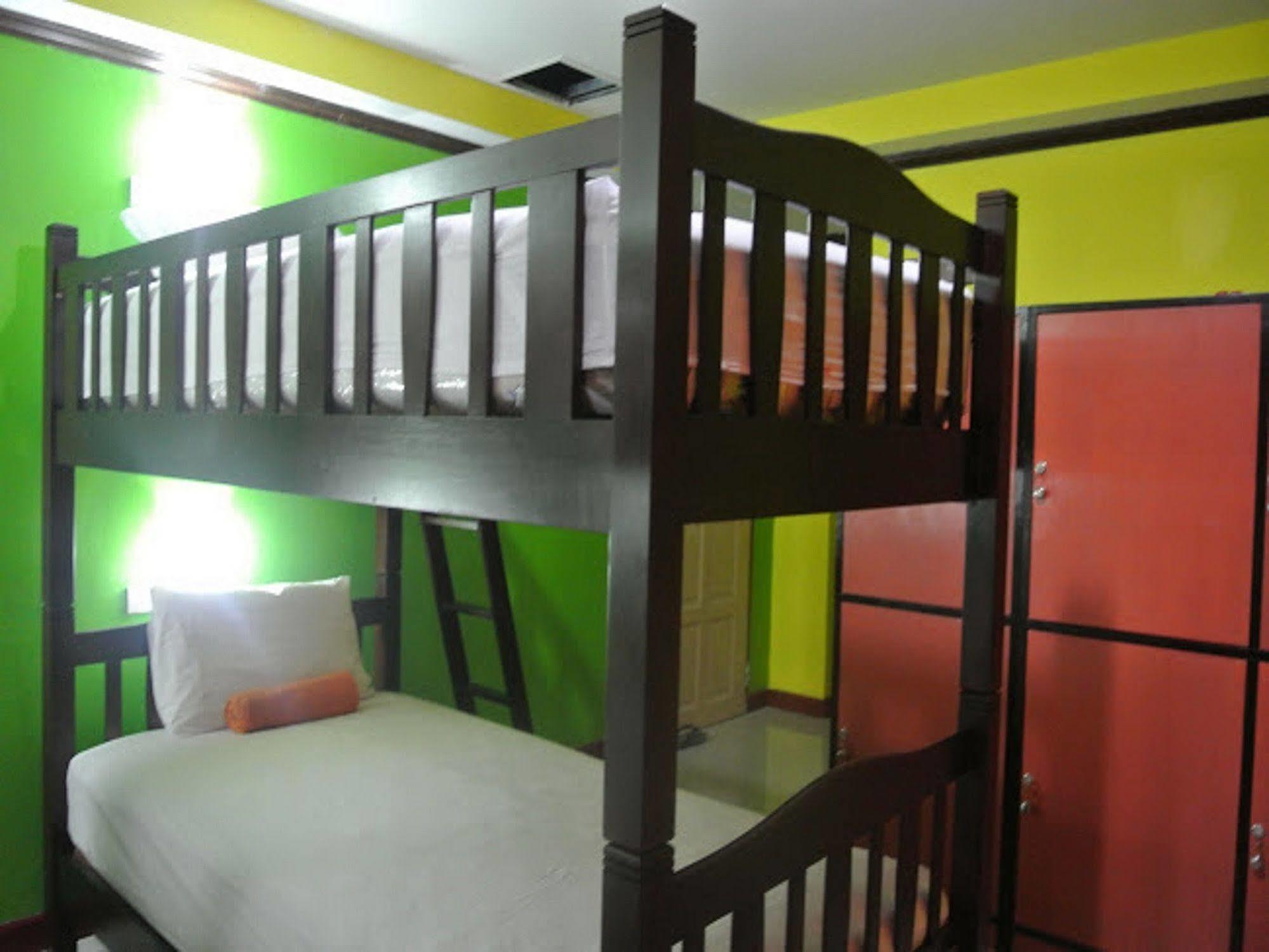 Silla Patong Hostel Екстериор снимка