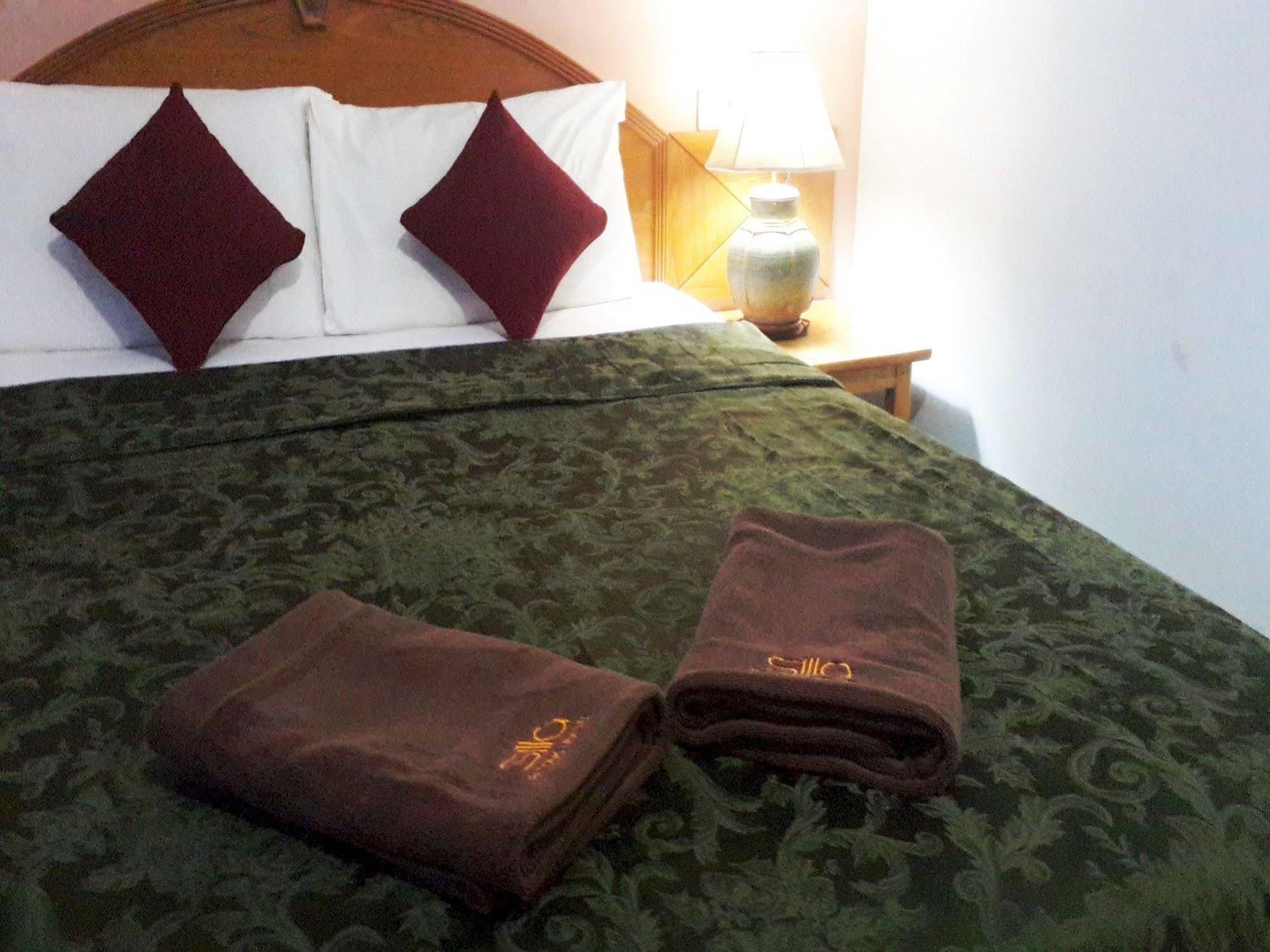 Silla Patong Hostel Екстериор снимка