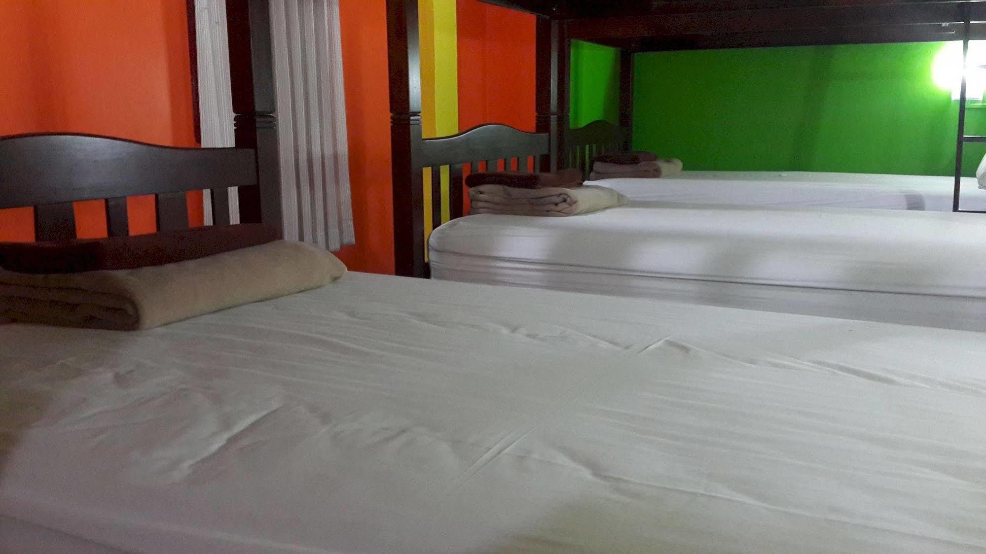 Silla Patong Hostel Екстериор снимка