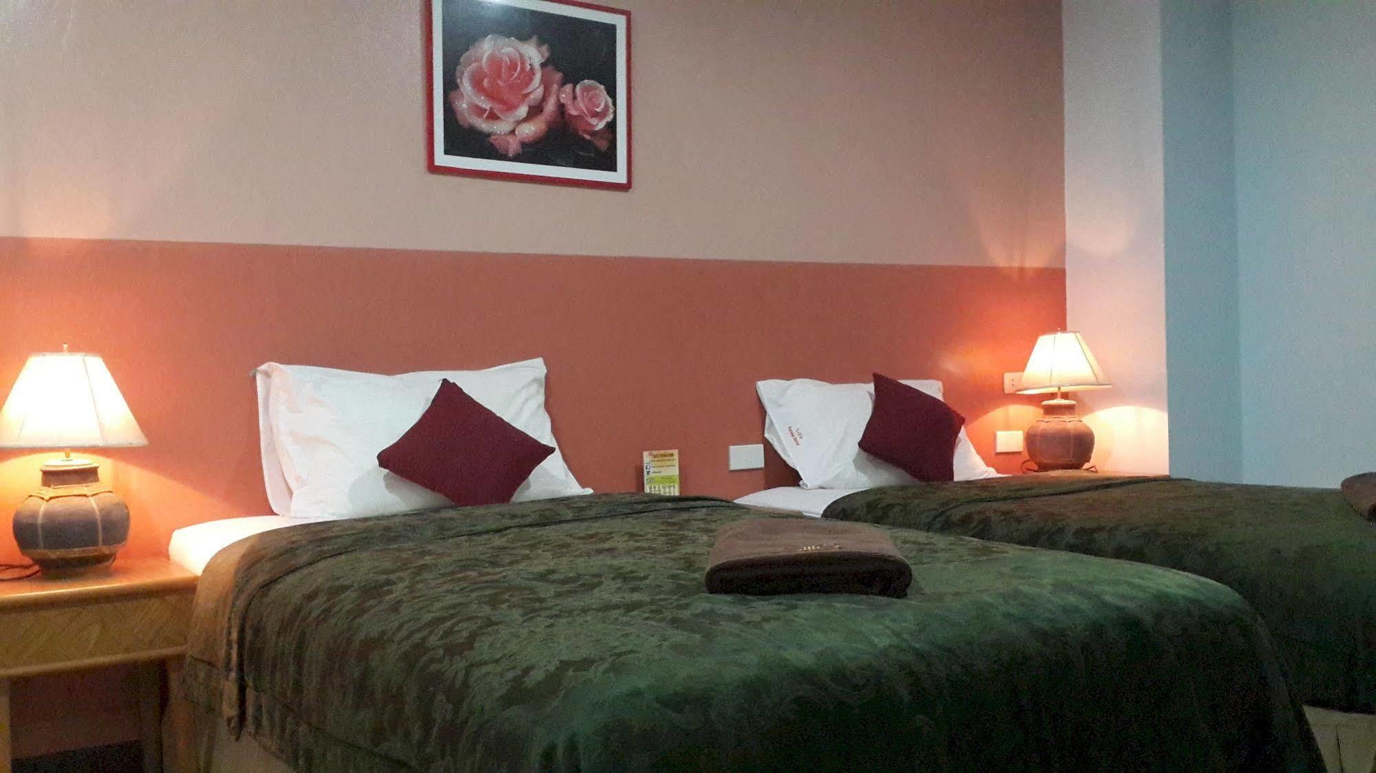 Silla Patong Hostel Екстериор снимка