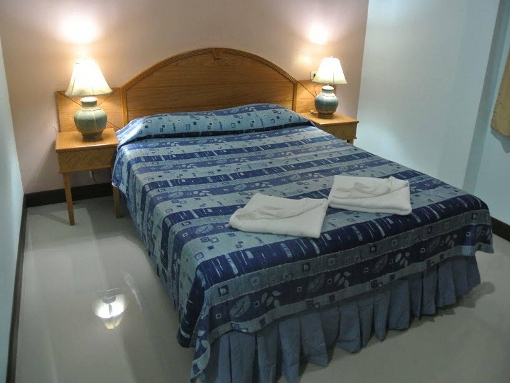 Silla Patong Hostel Екстериор снимка